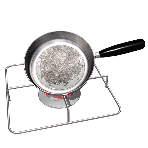 フライパンで棒茶を炒って乾燥させる。