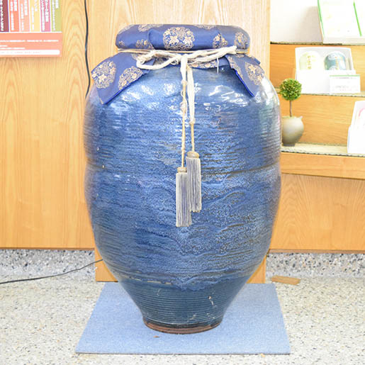 信楽焼の壺